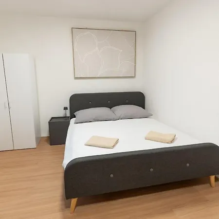 Modern & Bright Center For 2 By Ap
